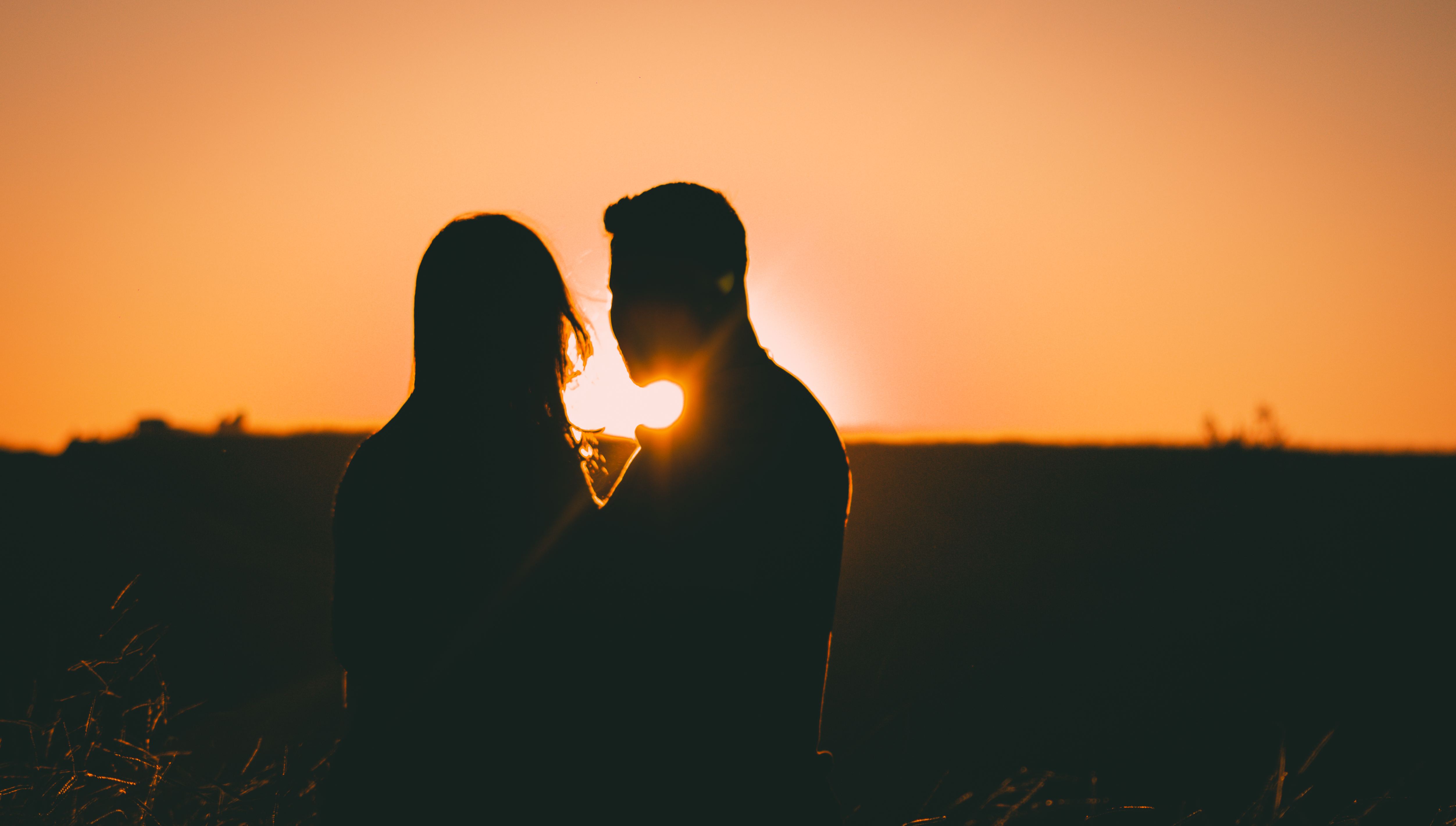 Silhueta de casal ao pôr do sol