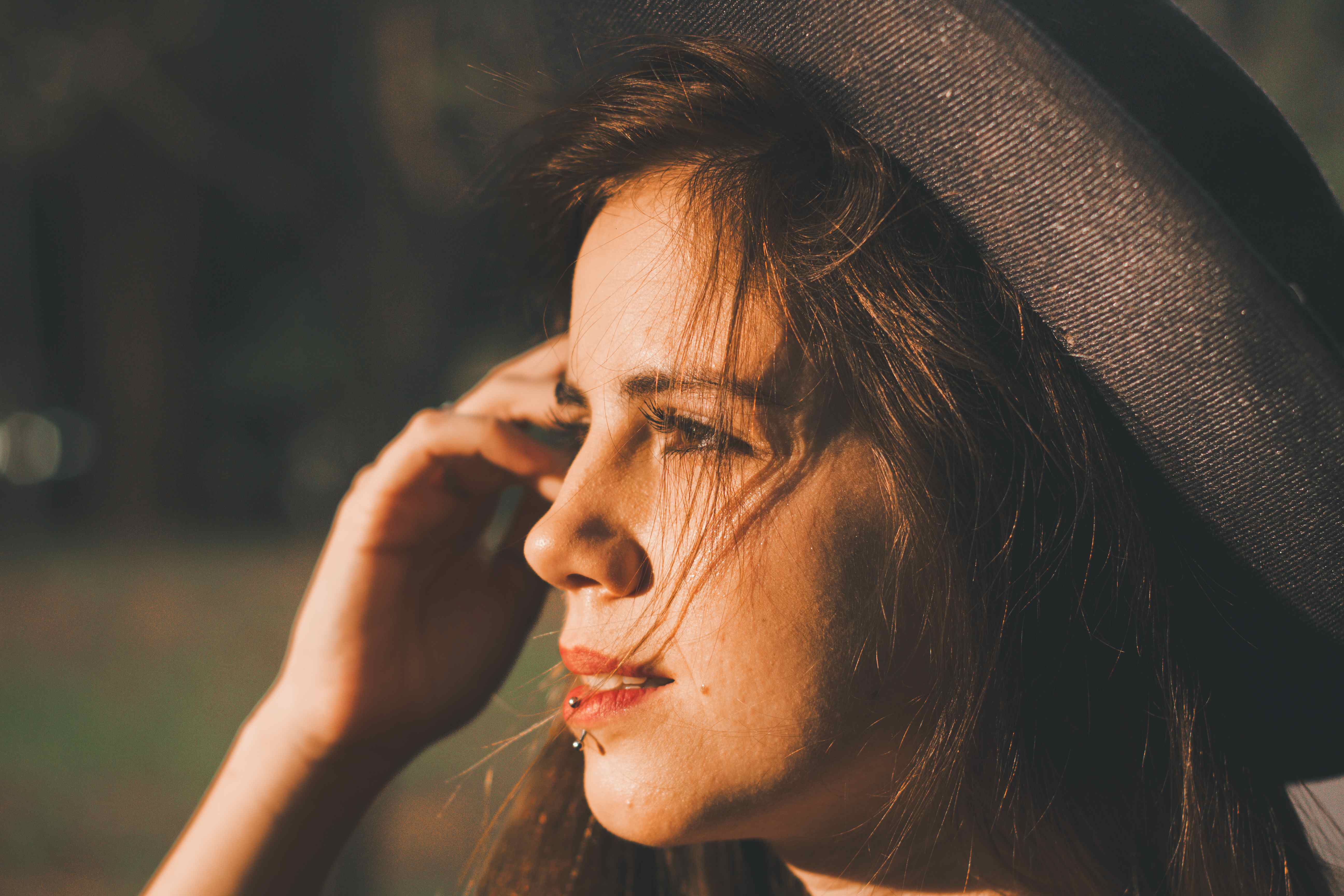 Retrato feminino com chapéu - golden hour